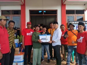Salurkan Bansos Ke 3 Titik Lokasi Terdampak Banjir, Endro Dwi Cahyono Serahkan Puluhan Paket Sembako - Info Seputar Pati