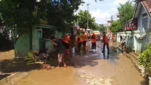 30 Personel Gabungan BPBD Diterjunkan Untuk Bersihkan Lumpur Pasca Banjir di Pati - Info Seputar Pati