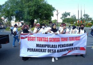 Merasa-Dicurangi-Dalam-Tes-Perangkat-Desa-Capraga-Demo-di-Pendopo-Kabupaten-Pati.jpg