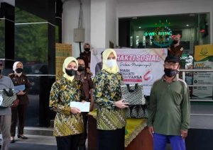 Peringati-Hari-Bhakti-Adhyaksa-ke-62-Kejari-Pati-Santuni-Tukang-Becak.jpg Peringati Hari Bhakti Adhyaksa ke-62, Kejari Pati Santuni Tukang Becak - Info Seputar Pati
