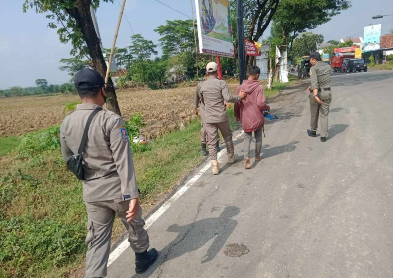 Resahkan-Pengguna-Jalan-3-Anak-Punk-di-Tanjang-Pati-Diamankan-Satpol-PP-1.jpg