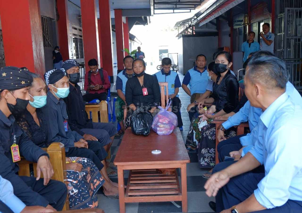 Diisukan-akan-Demo-Puluhan-Warga-Samin-Ternyata-Datangi-Lapas-Pati-untuk-Jenguk-Anggota-Keluarga.jpg