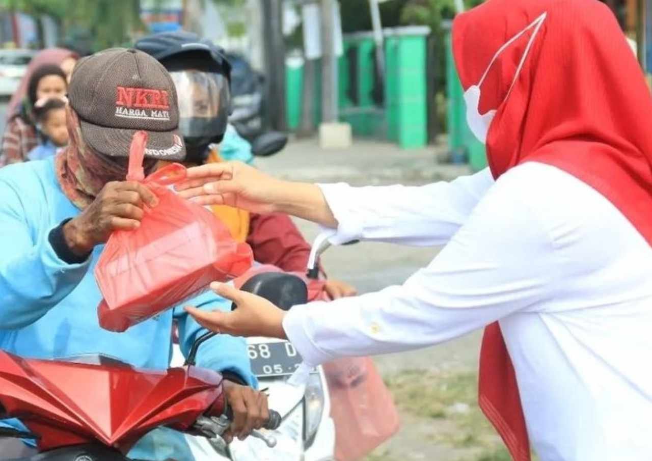 Semarakan-HUT-RI-ke-77-Persit-KCK-Pati-dan-Jakenan-Gelar-Lomba-Bagikan-100-Nasi-Kotak.jpg