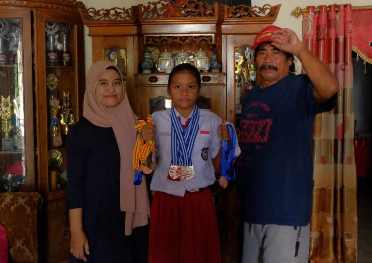 Gadis 9 Tahun Asal Pati Punya 17 Medali dari Kejuaraan Renang