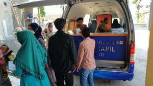 Foto : Kegiatan pelayanan administrasi kependudukan oleh Disdukcapil dan Bappeda Kabupaten Pati di Balai Desa Jatiroto Kecamatan Kayen (Sumber : Dokumen Bappeda Kabupaten Pati)