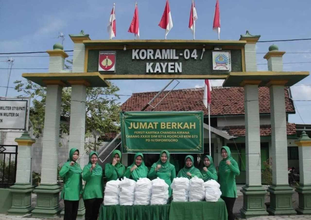 Jumat Berkah, Persit KCK dan Koramil 04Kayen Gelar Senam Bersama dan Bagikan Nasi Kotak