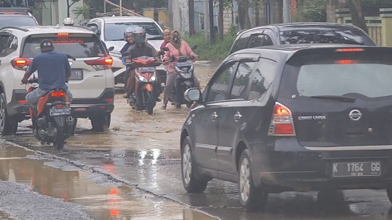 Banjir Kembali Menggenang di Jalan Pantura Batangan Banjir Kembali Menggenang di Jalan Pantura Batangan