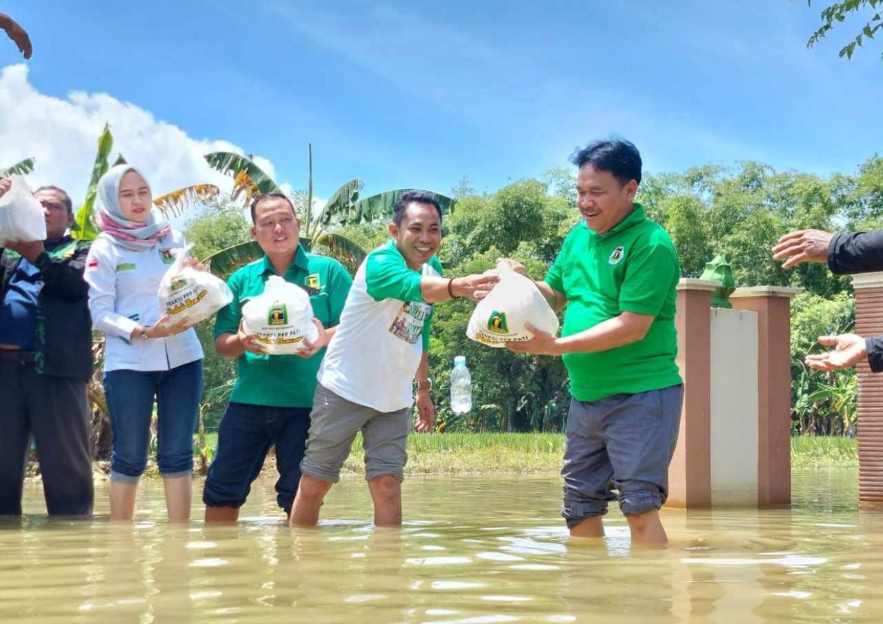 DPRD Salurkan Ribuan Paket Bansos kepada Korban Banjir di Pati Selatan