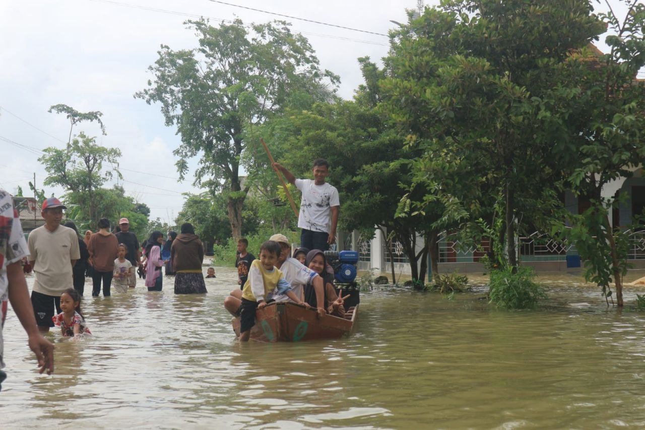 Foto : Kondisi Jalan Raya Kasiyan Sukolilo - Kudus Terendam banjir (Sumber : Mitrapost.com/ Anang SY)
