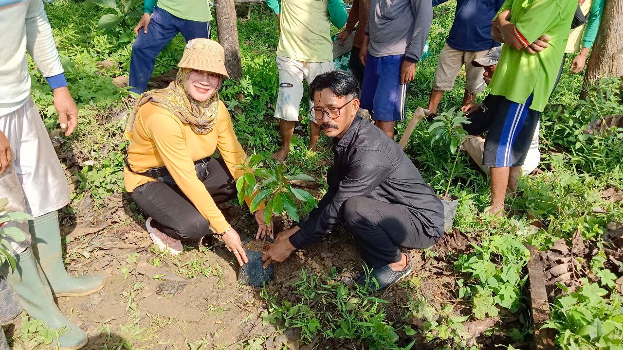 Foto: Warsiti saat menanam bantuan vibit di hutan Keben (sumber:vind/mitrapost)