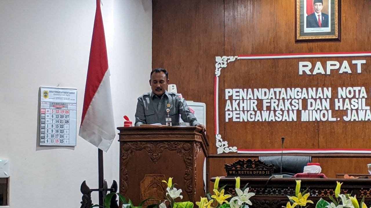 Foto : Anggota DPRD Kabupaten Pati, Muhammad Ridwan saat membacakan tanggapan fraksi atas Raperda Minol (Sumber : infoseputarpati.com/ Anang SY) Foto : Anggota DPRD Kabupaten Pati, Muhammad Ridwan saat membacakan tanggapan fraksi atas Raperda Minol (Sumber : infoseputarpati.com/ Anang SY)