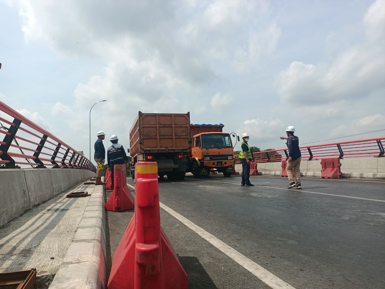 Foto : Uji beban jembatan Juwana (Sumber : infoseputarpati.com/Putri Asia) Foto : Uji beban jembatan Juwana (Sumber : infoseputarpati.com/Putri Asia)