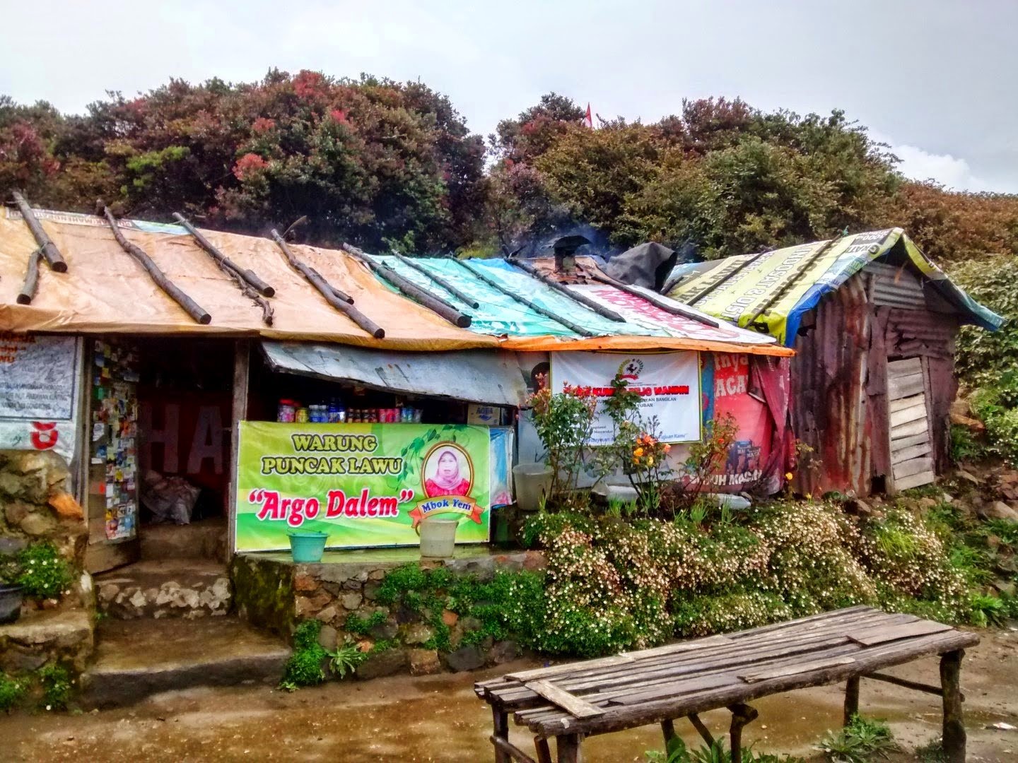 5 Fakta Tentang Mbok Yem Si Pemilik Warung di Puncak Gunung Lawu 5 Fakta Tentang Mbok Yem Si Pemilik Warung di Puncak Gunung Lawu