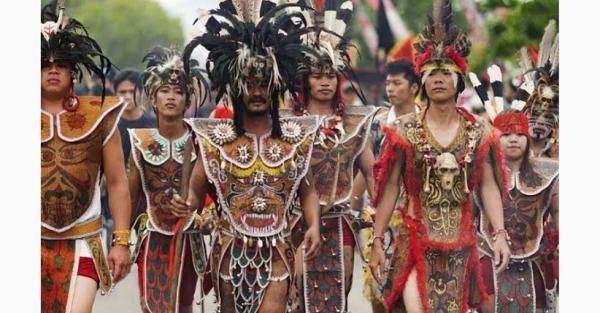 Serba-Serbi Suku Dayak di Kalimantan dengan Tradisi yang Menjadi Warisan Bangsa