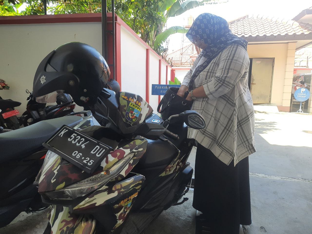 Foto: Anggota DPRD Pati Ngantor Naik Motor (Sumber: M Kafi/ Infoseputarpati)