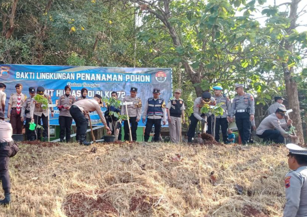 Polresta Pati Lakukan Penanaman Pohon di Lapangan Tambak Banyuurip