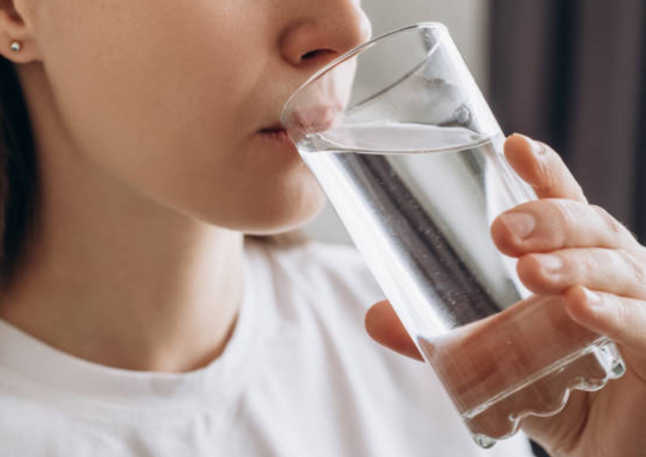 Air Putih Ternyata Kurang Tepat untuk Mengembalikan Cairan Tubuh, Kok Bisa Minum Air Putih