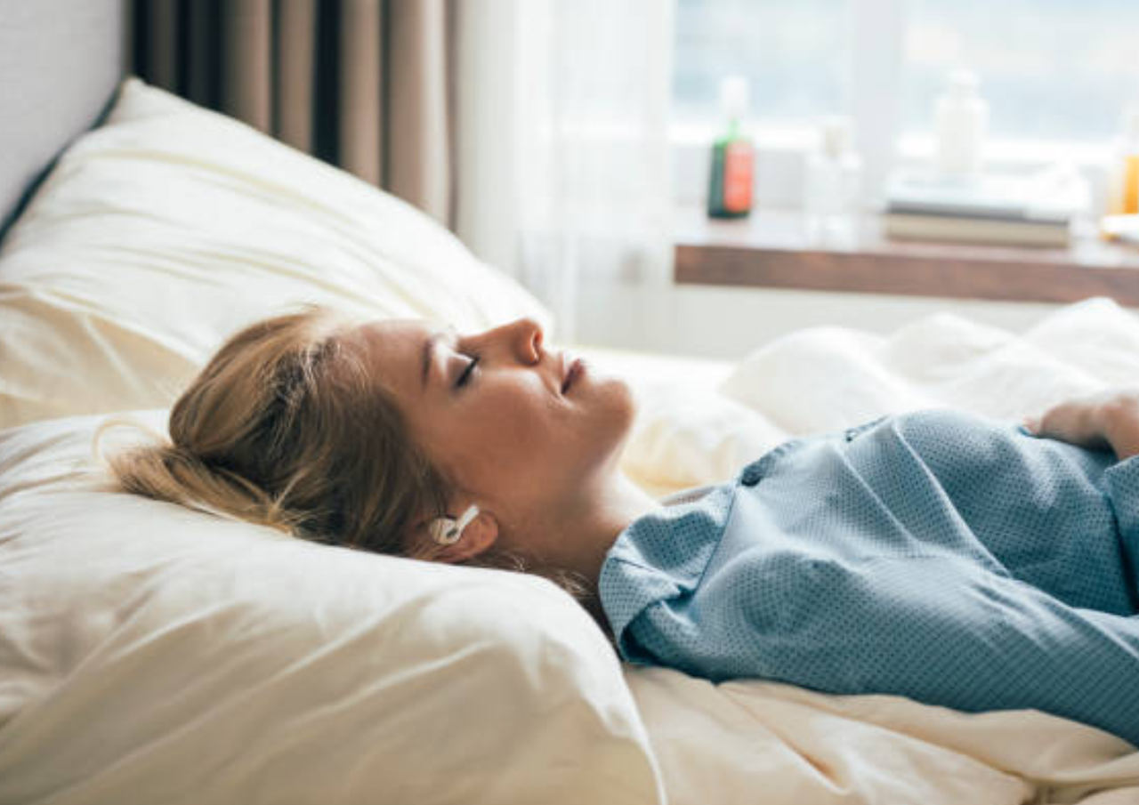 Bahaya Pakai Earphone saat Tidur