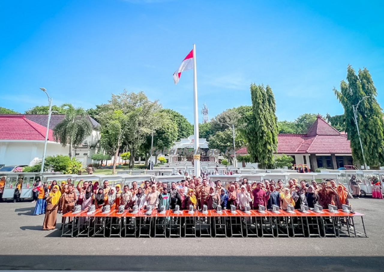 Pemerintah Tuban Beri Bantuan 200 Mesin Jahit dan Gerobak Dorong kepada Warga