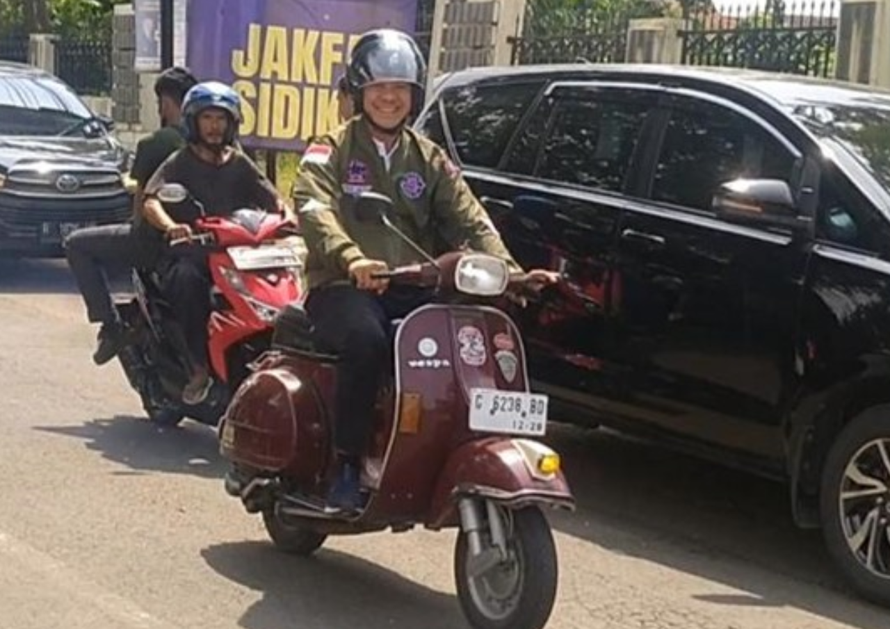 Ganjar Pranowo Kampanye Gunakan Vespa Klasik