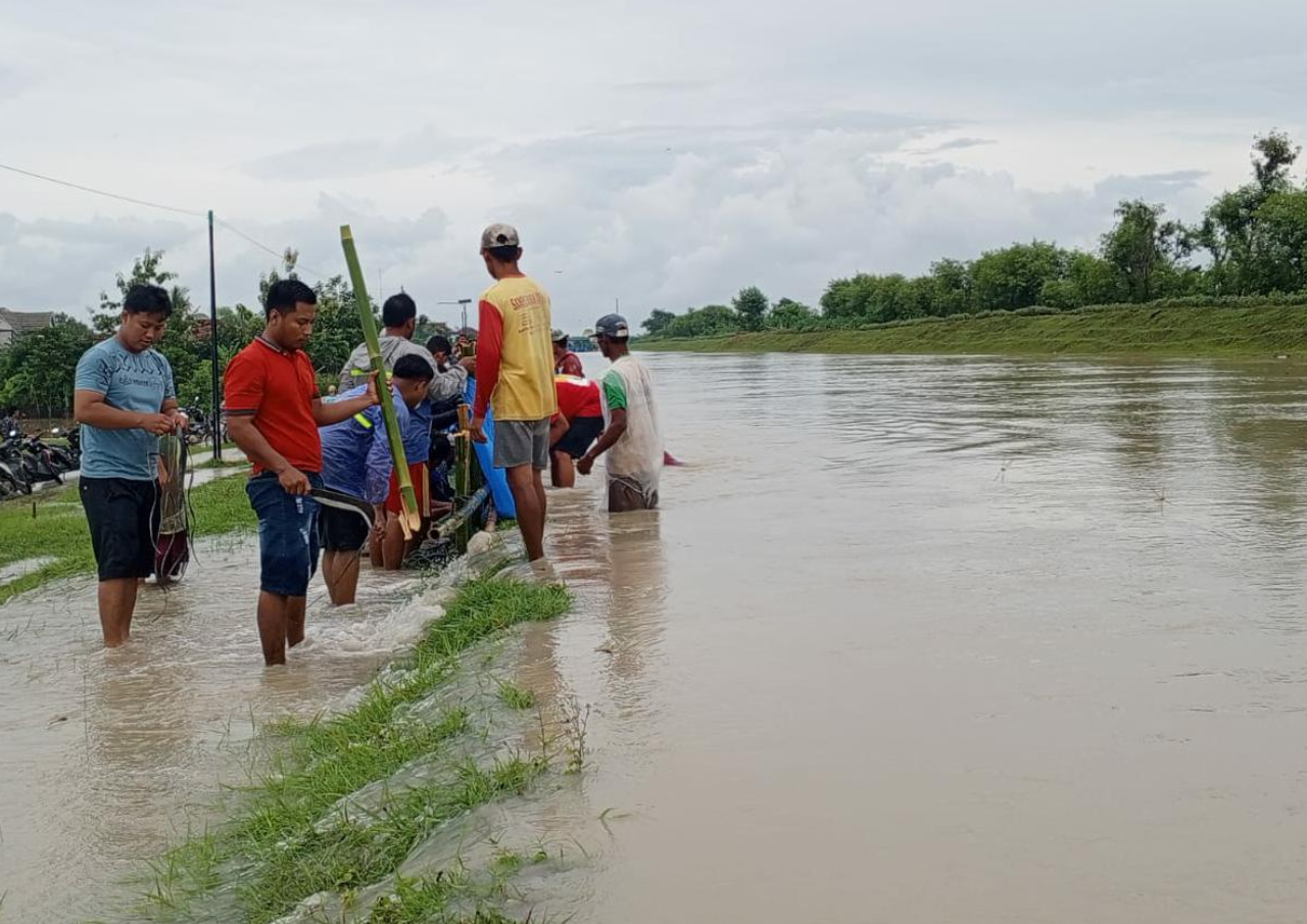 Air Sungai Jratun Demak Meluap ke Pemukiman, Warga Gotong-royong Perbaiki Tanggul