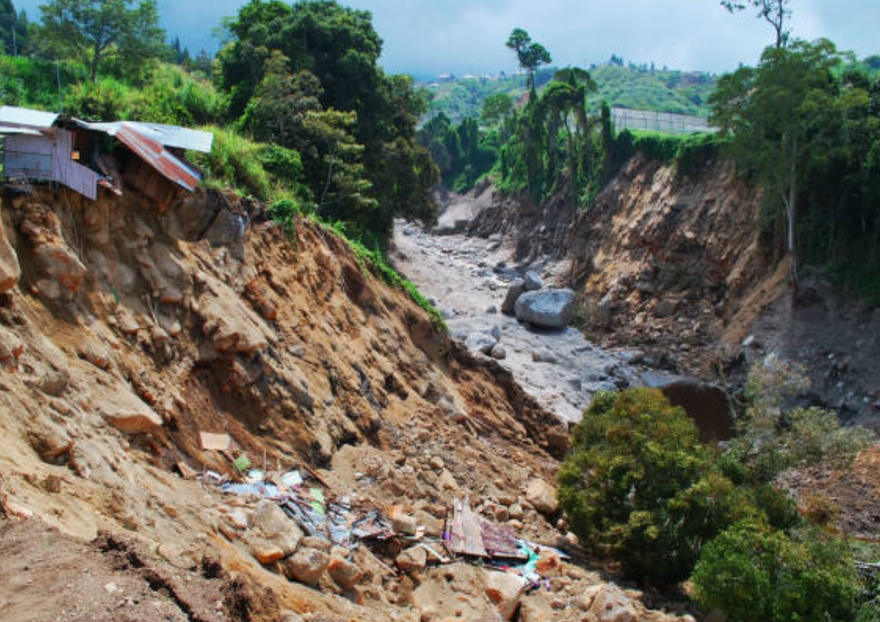 Akses Jalan Ngloram-Gadon Terputus setelah Tebing Cepu Longsor