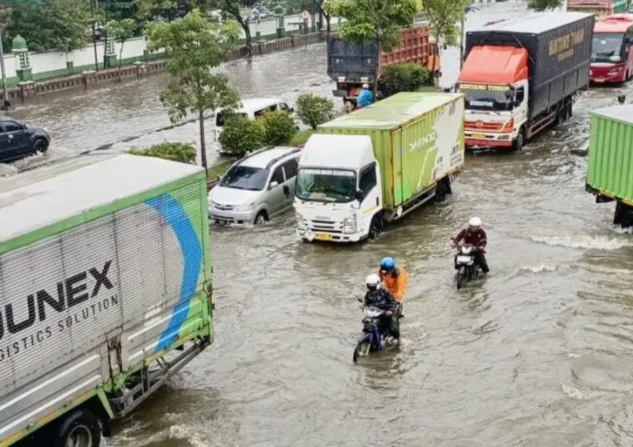 Pantura Semarang Dilanda Banjir, Arus Lalu Lintas Tersendat