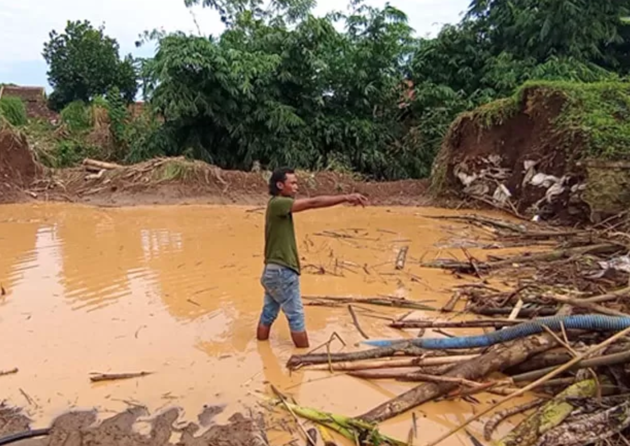 Tanggul Sungai Desa Tunjungrejo Tergerus Longsoran, Warga Bersama Polisi Bekerja Sama Memperbaiki