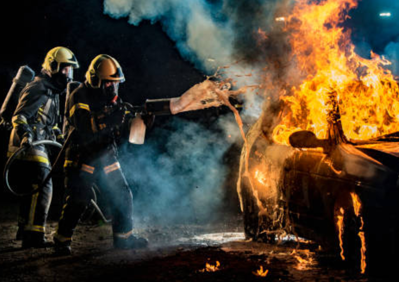 Kebakaran Mobil Rush setelah Menabrak Truk di Semarang