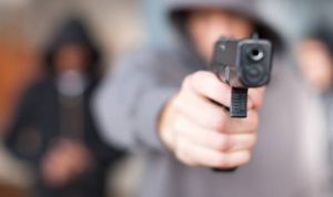 Tak Terima Jenazah Kakaknya Dipulangkan di Rumah Suaminya, Pria Todongkan Pistol di Jalan