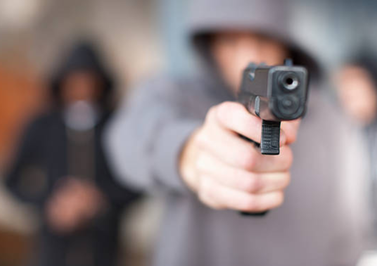 Tak Terima Jenazah Kakaknya Dipulangkan di Rumah Suaminya, Pria Todongkan Pistol di Jalan