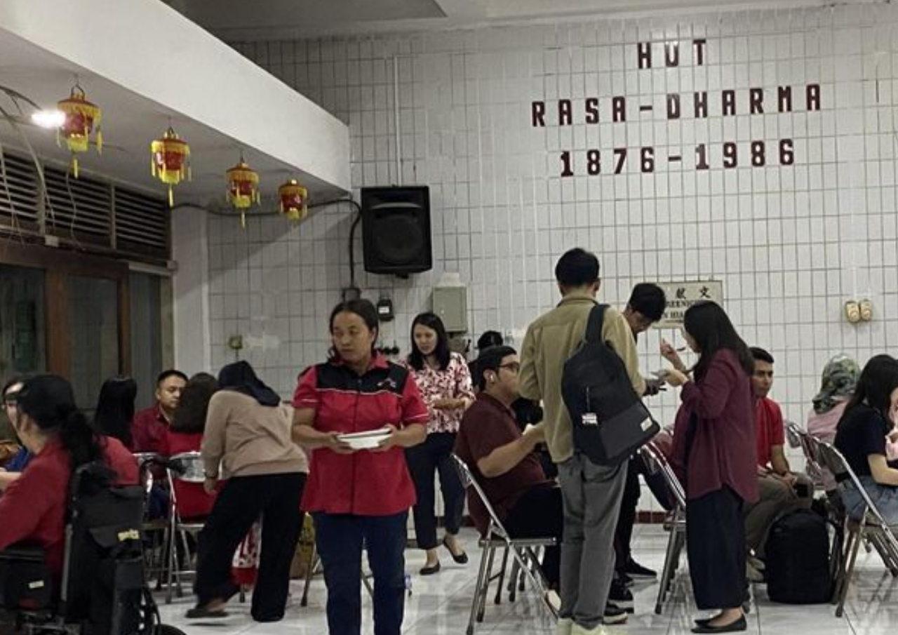 Bertepatan dengan Valentine, Perayaan Cap Go Meh di Semarang Bagikan Cokelat dan Makan Bersama