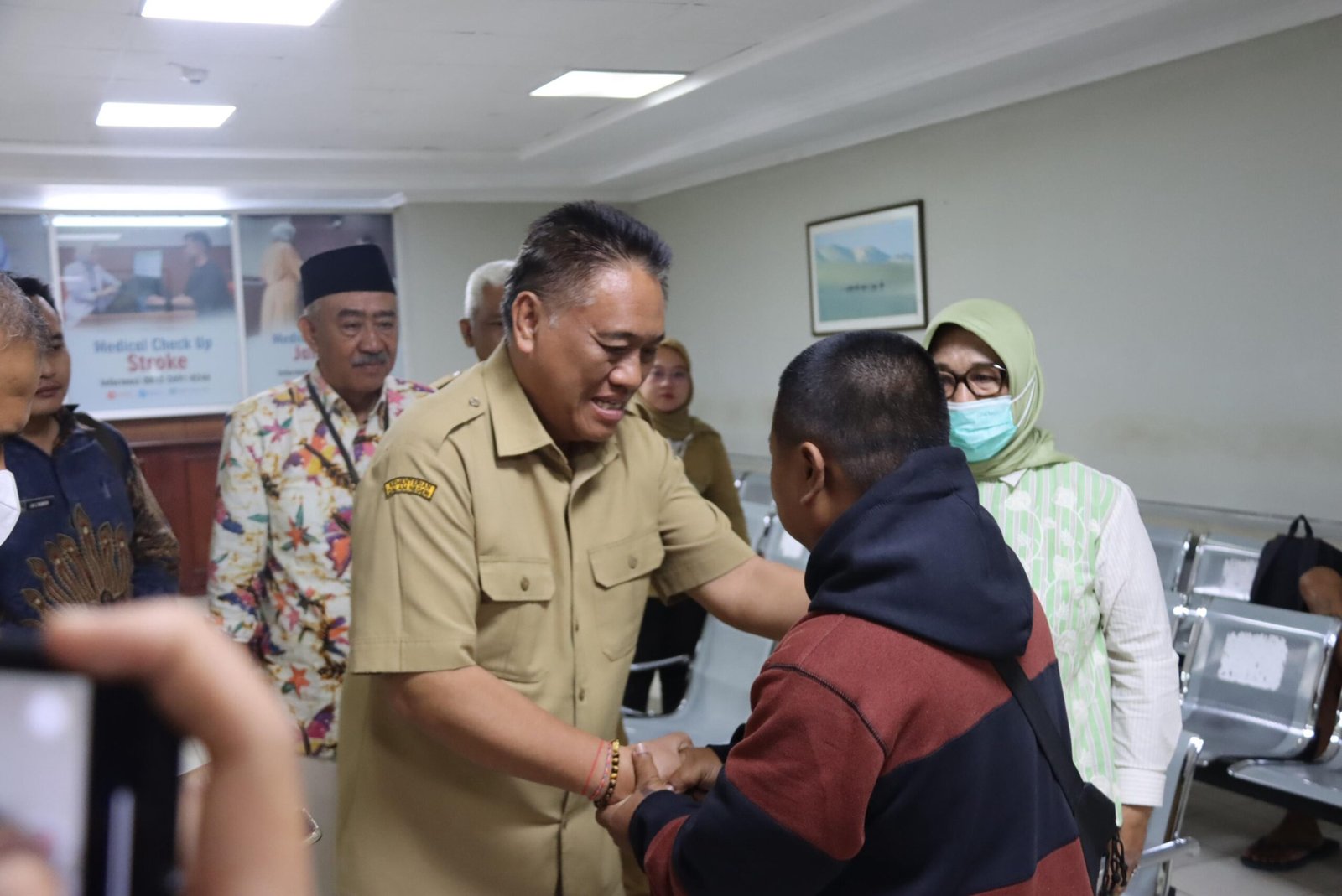 Wakil Bupati Blora, Hj. Sri Setyorini didampingi Sekda Komang, Gede Irawadi juga sempat membesuk Abu Dhabi (2th) /blorakab
