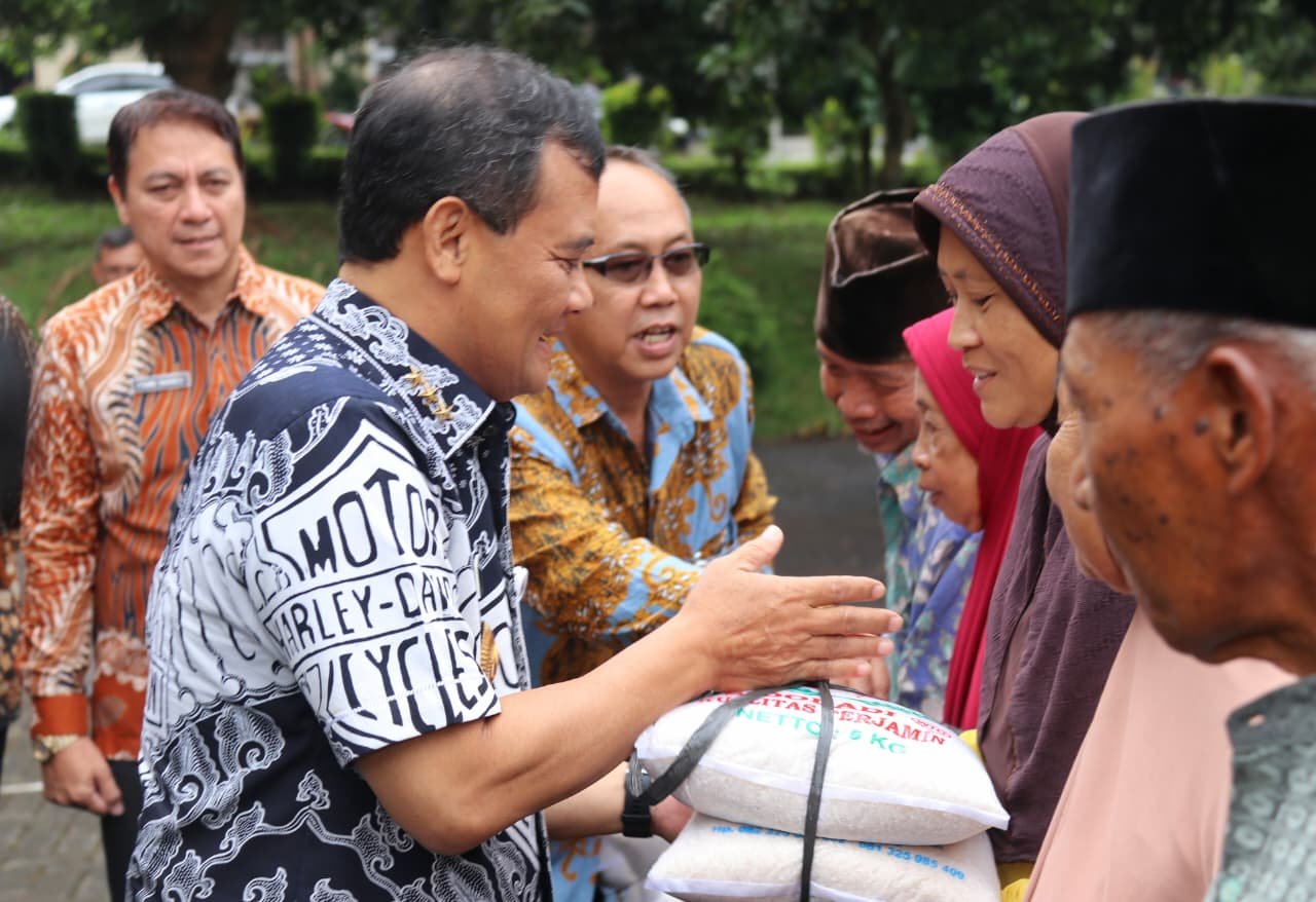 Kelompok Rentan di Ungaran Terima Bantuan Beras 6 Ton/jatengprov Kelompok Rentan di Ungaran Terima Bantuan Beras 6 Ton/jatengprov