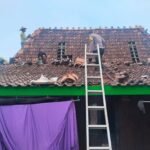 Pasca Angin Puting Beliung Landa Desa Grogol Demak, Warga Gotong-Royong Lakukan Pembersihan/polres demak