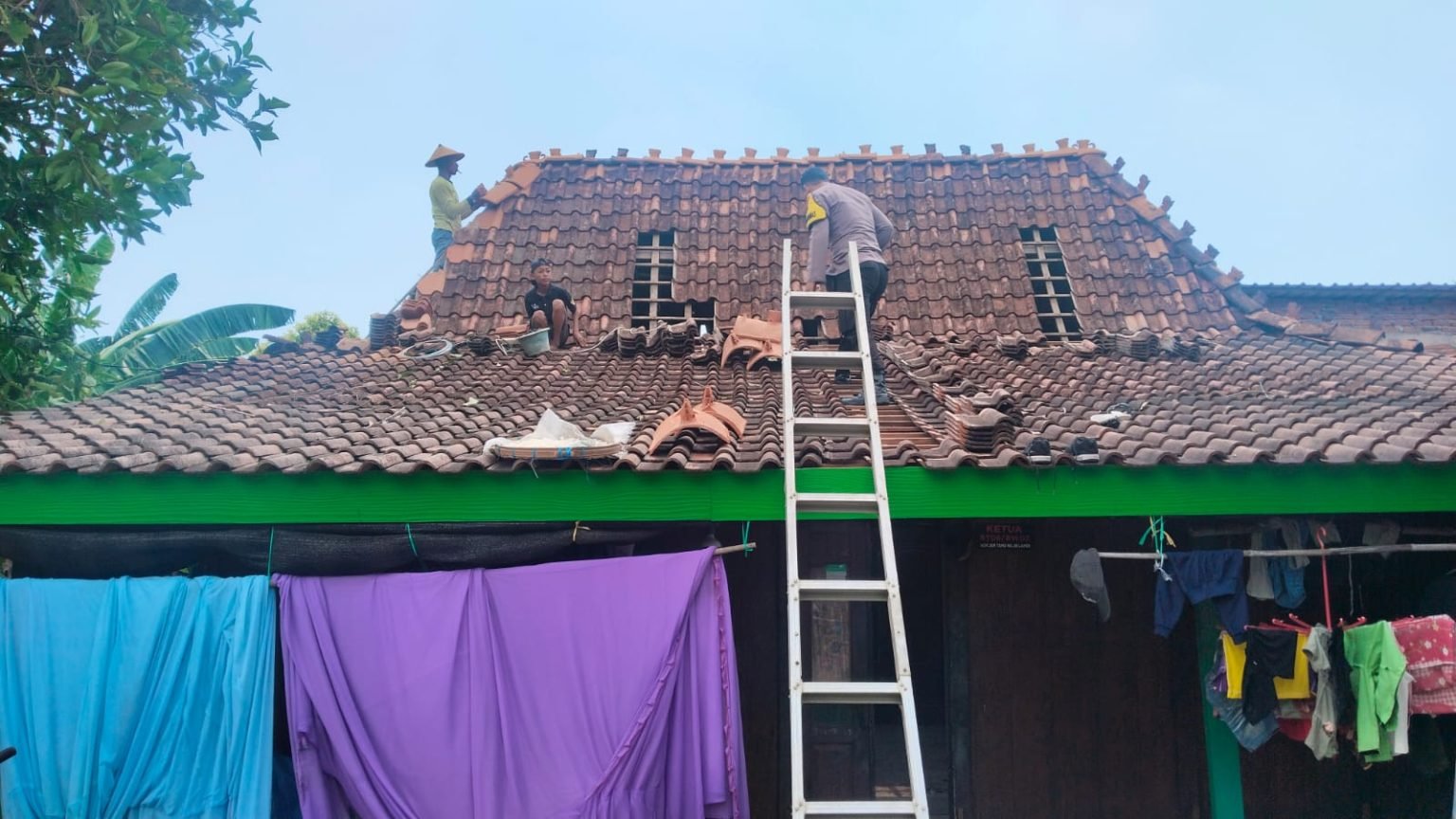 Pasca Angin Puting Beliung Landa Desa Grogol Demak, Warga Gotong-Royong Lakukan Pembersihan/polres demak Pasca Angin Puting Beliung Landa Desa Grogol Demak, Warga Gotong-Royong Lakukan Pembersihan/polres demak