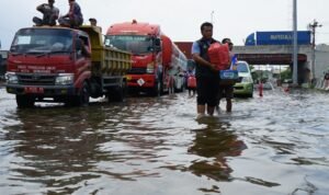 Cerita Sopir Dua Hari Terjebak Banjir di Pantura Semarang-Demak/jatengprov Cerita Sopir Dua Hari Terjebak Banjir di Pantura Semarang-Demak/jatengprov