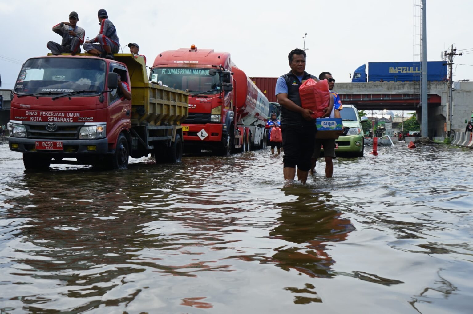 Cerita Sopir Dua Hari Terjebak Banjir di Pantura Semarang-Demak/jatengprov Cerita Sopir Dua Hari Terjebak Banjir di Pantura Semarang-Demak/jatengprov