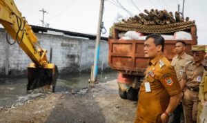 Gubernur Jawa Tengah, Ahmad Luthfi saat melakukan pengecekan di lapangan/jatengprov Gubernur Jawa Tengah, Ahmad Luthfi saat melakukan pengecekan di lapangan/jatengprov