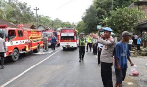 Kecelakaan Beruntun di Jalan Purworejo–Magelang, Satu Orang Tewas/tribatranewas Kecelakaan Beruntun di Jalan Purworejo–Magelang, Satu Orang Tewas/tribatranewas