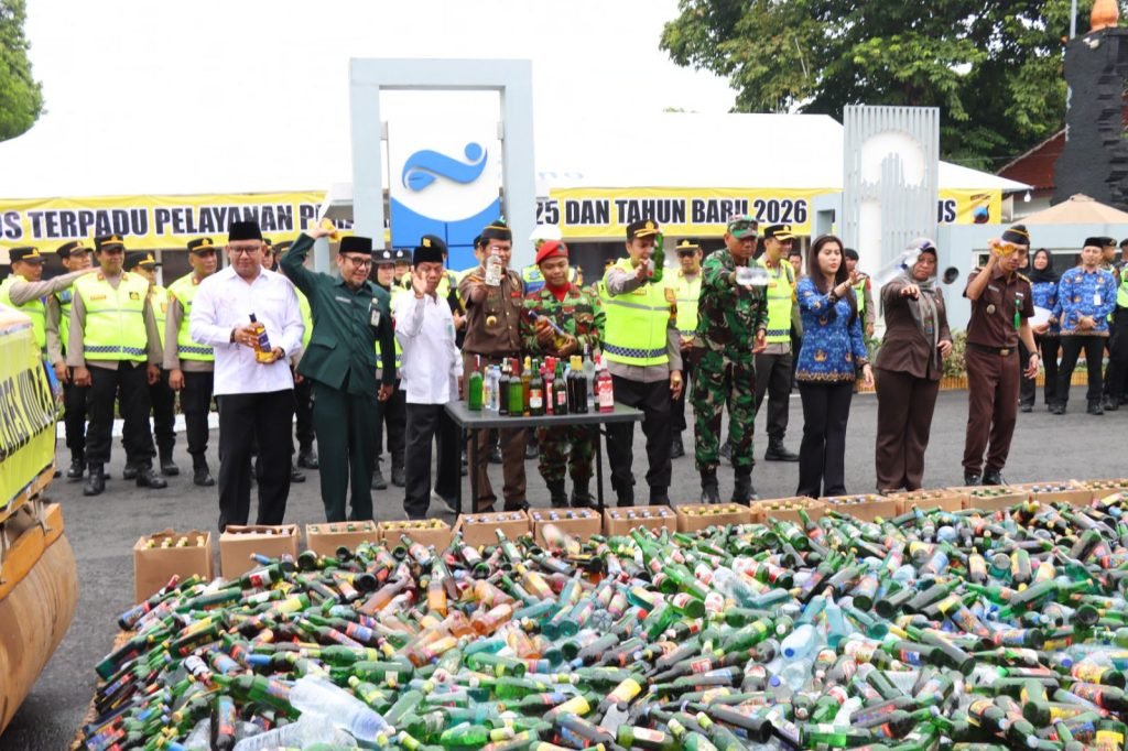 Polres Kudus Musnahkan 1.753 Botol Miras /polres kudus