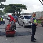 Jalan Pantura di Kecamatan Jekulo Kudus Ditambal, Pengendara Diimbau Hati-hati - Info Seputar Pati