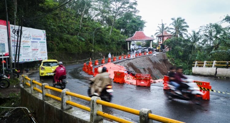 Jembatan di Colo Kudus yang Longsor/jatengprov