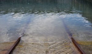 Ilustrasi banjir genangi rel/istock