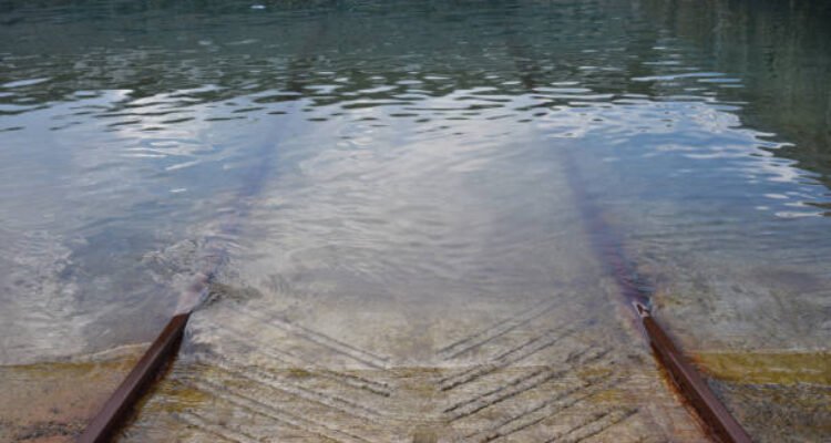 Ilustrasi banjir genangi rel/istock