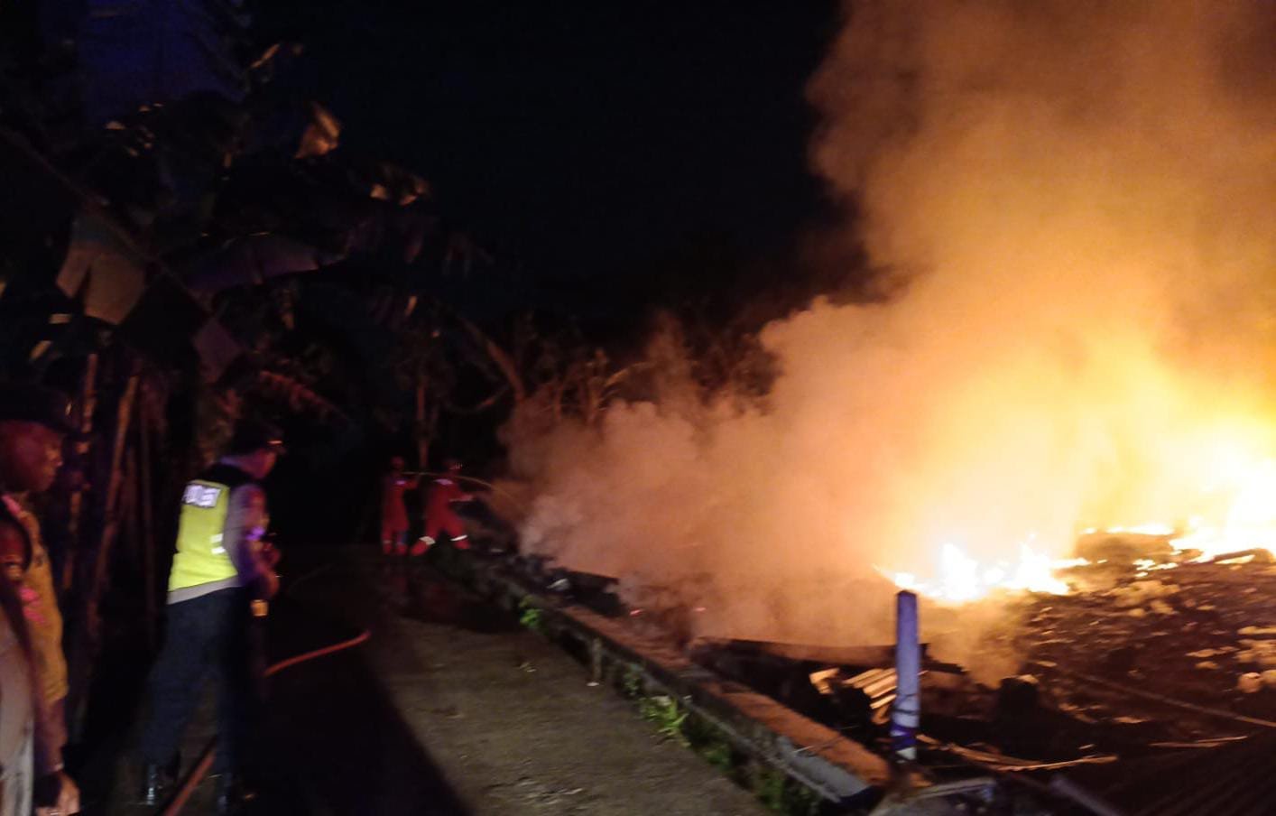 Gudang Rosok di Bergas Semarang Hangus Terbakar - Info Seputar Pati