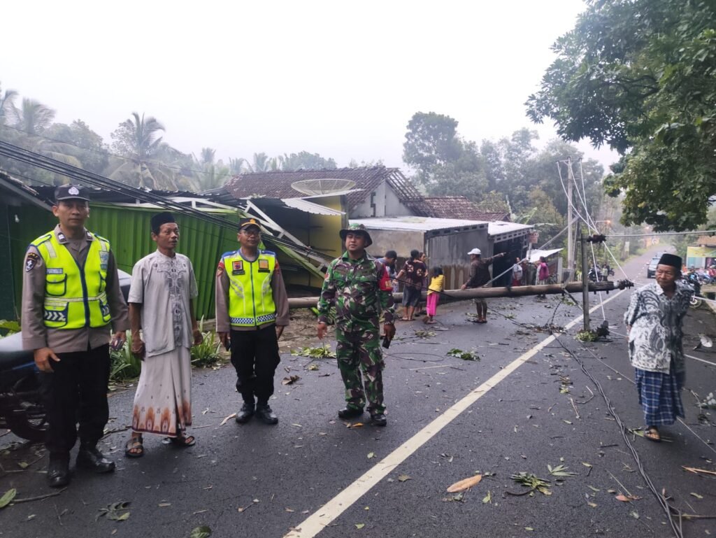 Angin Puting Beliung Melanda Tiga Kecamatan di Semarang/polres semarang