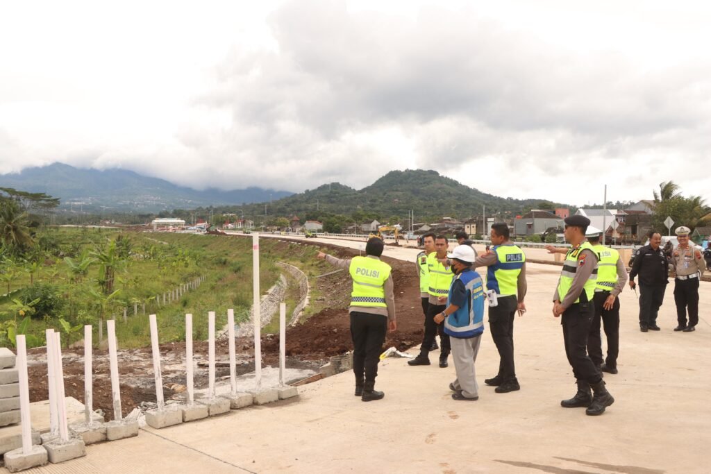 Pastikan Kesiapan Hadapi Pemudik, Petugas Cek Tol di Kabupaten Semarang /polres semarang Pastikan Kesiapan Hadapi Pemudik, Petugas Cek Tol di Kabupaten Semarang /polres semarang