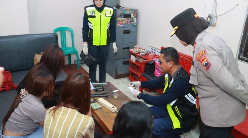 Gelar Pemeriksaan di Tempat Karaoke, Polres Sukoharjo Tes Narkoba Para Pemandu Lagu/polres sukoharjo