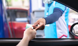 Ilustrasi petugas SPBU/istock